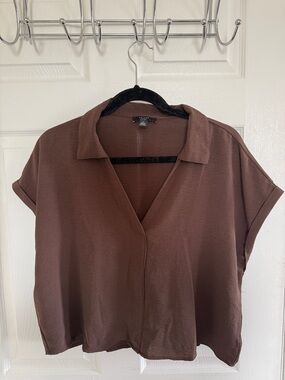 Boxy V-Neck Short Sleeve Blouse in Brown